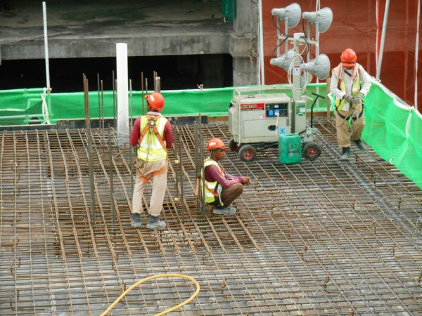 Trabalhadores da construção civil fabricando barra de reforço de laje de piso — Fotografia de Stock