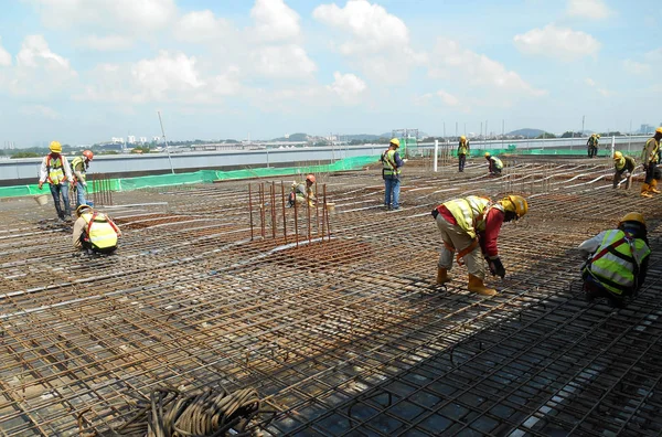 İnşaat İşçileri kat döşeme takviye bar imalatı