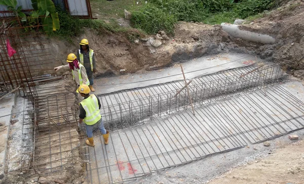 İnşaat İşçileri kat döşeme takviye bar imalatı