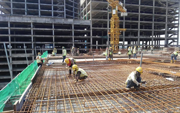 Trabalhadores da construção civil fabricando barra de reforço de laje de piso — Fotografia de Stock