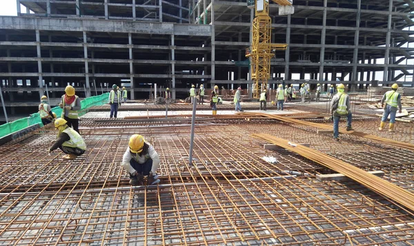 Trabalhadores da construção civil fabricando barra de reforço de laje de piso — Fotografia de Stock