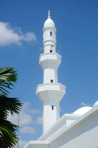 Minaret nebo věž v mešitě Al Hussain — Stock fotografie