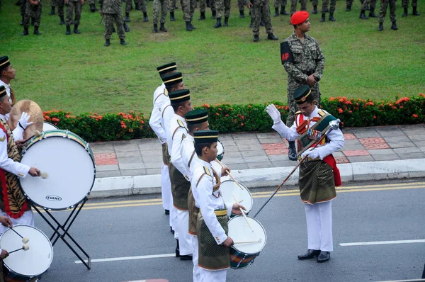 Soldado malaio malaio com uniforme de exército tradicional completo e banda de latão . — Fotografia de Stock