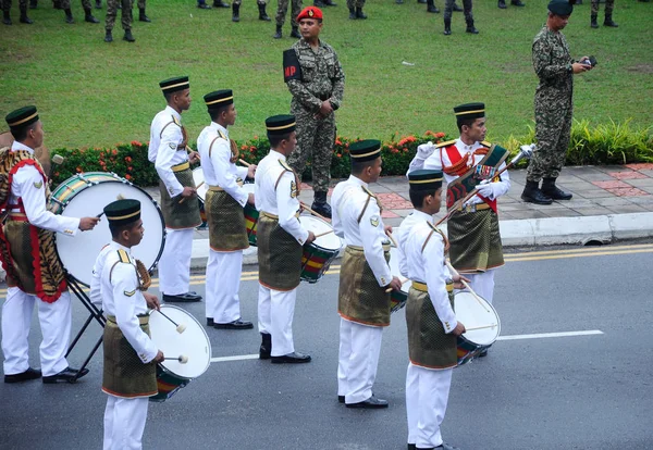 Maleisische Maleis soldaat met volledige traditionele leger uniform en brassband. — Stockfoto