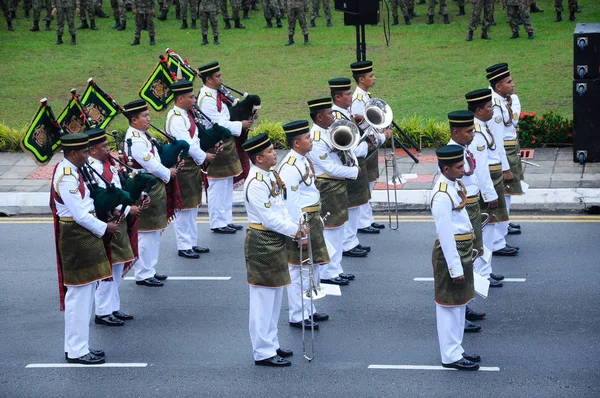 Soldado malaio malaio com uniforme de exército tradicional completo e banda de latão . — Fotografia de Stock
