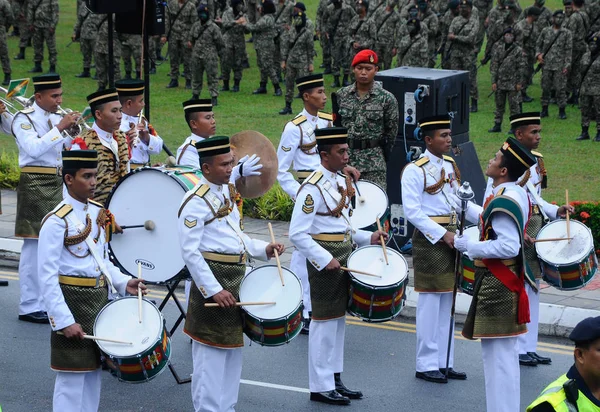 Maleisische Maleis soldaat met volledige traditionele leger uniform en brassband. — Stockfoto