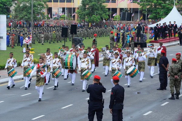 Soldat malais malais avec uniforme militaire traditionnel et fanfare . — Photo