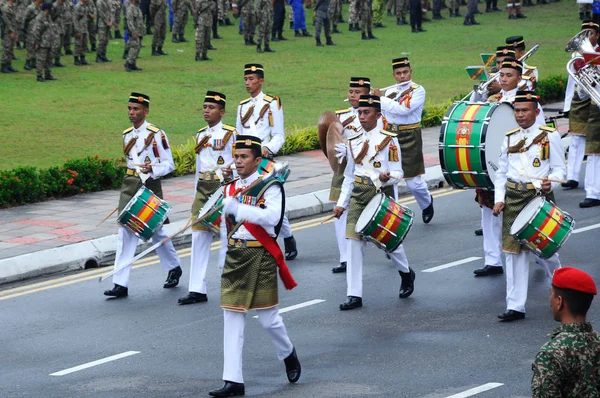 Tam geleneksel ordu tek tip askerle Malezya Malay ve bando.