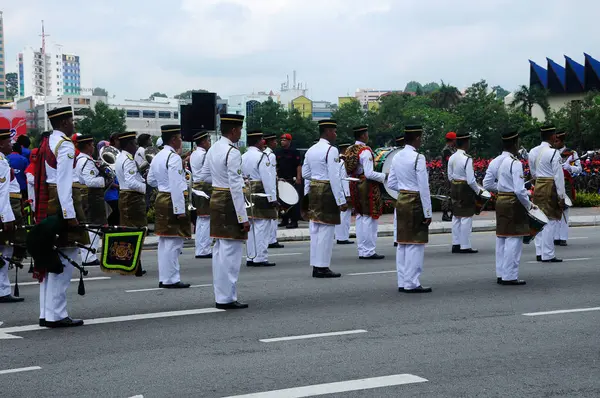 Tam geleneksel ordu tek tip askerle Malezya Malay ve bando.