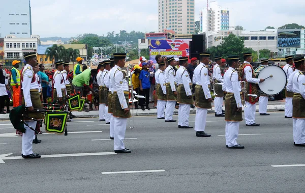 Soldado malayo malayo con uniforme militar tradicional completo y banda de bronce . —  Fotos de Stock