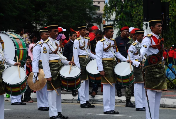 Малайзійський Малайська солдата з повною традиційної армії рівномірного і духовий оркестр. — стокове фото