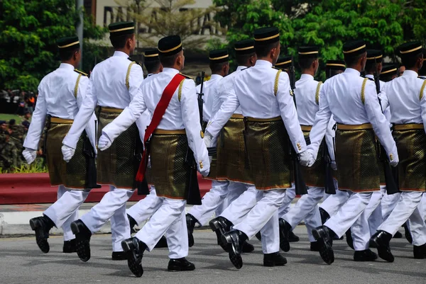 Tam geleneksel Malay ordusu üniforması ile Malezya Malay asker ve silah