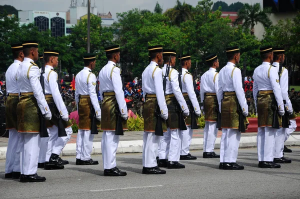 Tam geleneksel Malay ordusu üniforması ile Malezya Malay asker ve silah