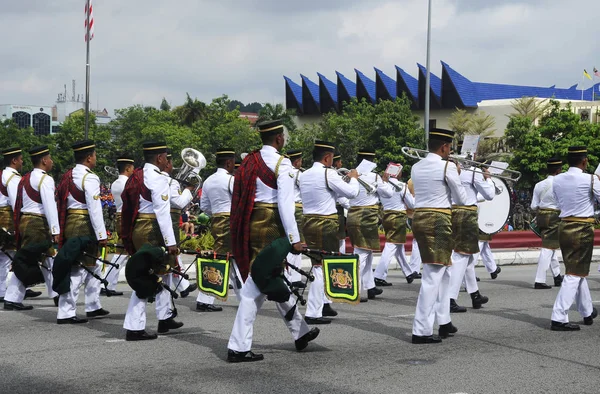 Malaysia tentara Melayu dengan seragam tentara tradisional penuh dan band kuningan . — Stok Foto
