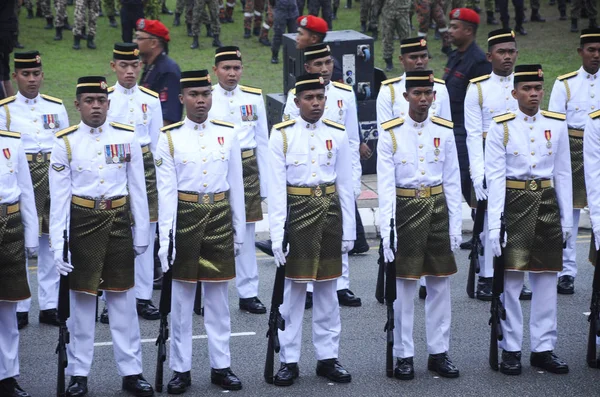 Tam geleneksel Malay ordusu üniforması ile Malezya Malay asker ve silah