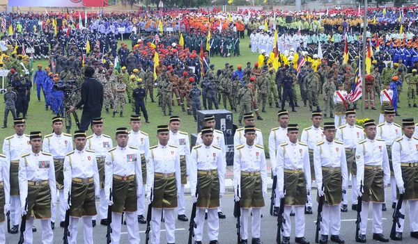 Malaysia Tentara Melayu dengan seragam tentara tradisional Melayu penuh dan senjata — Stok Foto