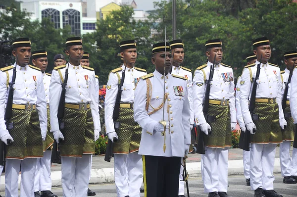 Tam geleneksel Malay ordusu üniforması ile Malezya Malay asker ve silah
