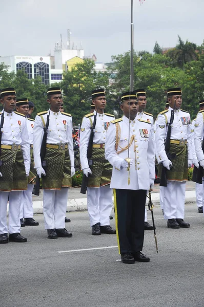 Malaysia Tentara Melayu dengan seragam tentara tradisional Melayu penuh dan senjata — Stok Foto