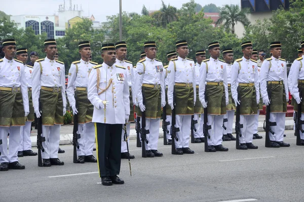 Tam geleneksel Malay ordusu üniforması ile Malezya Malay asker ve silah