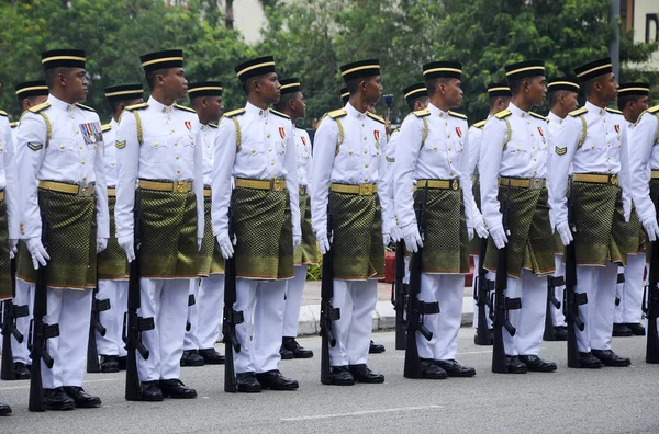 Tam geleneksel Malay ordusu üniforması ile Malezya Malay asker ve silah