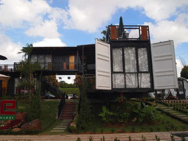 A house made from refurbish shipping container. — Stock Photo, Image