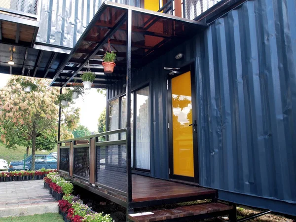 Een huis gemaakt van renoveren verschepende container. — Stockfoto