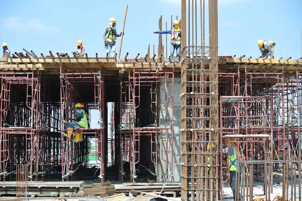 Trabajadores de la construcción que trabajan a alto nivel — Foto de Stock