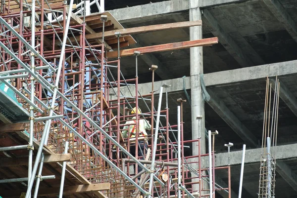Byggnadsarbetare arbetar på hög nivå — Stockfoto