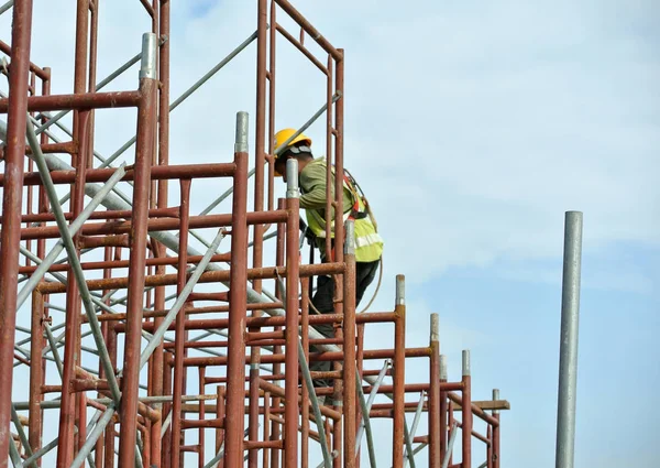 Construction workers working at high level — Stock Photo, Image