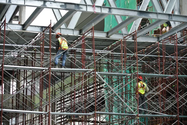 Bauarbeiter arbeiten auf hohem Niveau — Stockfoto