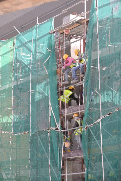 Construction workers working at high level — Stock Photo, Image