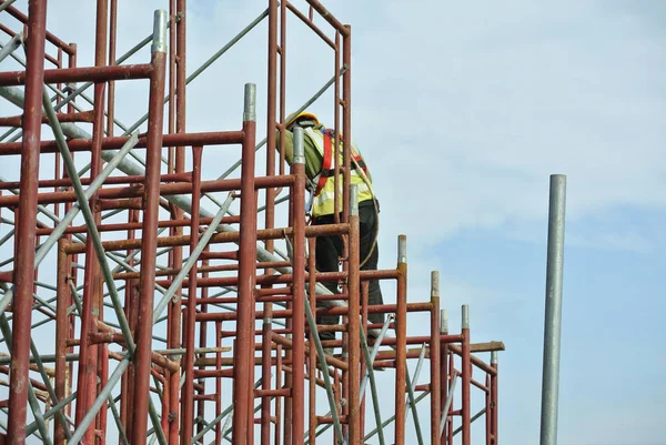 Trabalhadores da construção civil que trabalham a alto nível — Fotografia de Stock