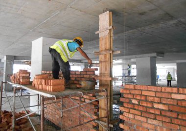 ricklayer işçi kırmızı kil tuğla duvarlar inşa forma yatıyordu