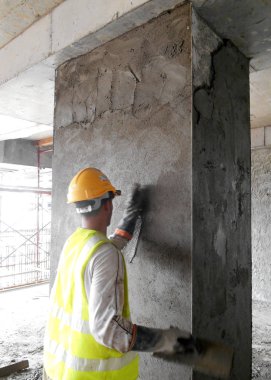 Çimento alçı kullanarak inşaat işçisi sıva duvar 