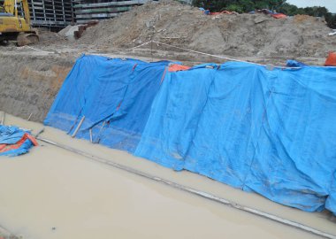 Plastik tuval kullanarak eğim koruma.