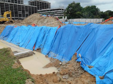 Plastik tuval kullanarak eğim koruma.