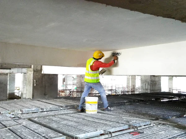建筑地盘工人正在做混凝土天花板拱腹脱脂外套工作 — 图库照片