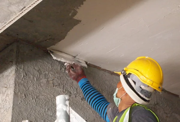 Los trabajadores del sitio de construcción están haciendo trabajo de capa de pelaje soffit techo de hormigón — Foto de Stock