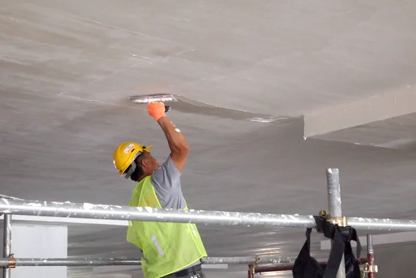 Trabalhadores do canteiro de obras estão fazendo teto de concreto soffit skim coat trabalho — Fotografia de Stock