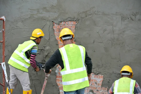 Építőipari munkás vakolás fal cement vakolat — Stock Fotó