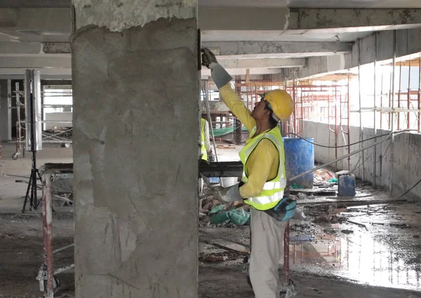 Trabajador de la construcción yeso pared usando cemento yeso — Foto de Stock