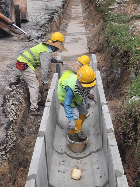 İnşaat İşçileri prekast beton drenaj yükleme — Stok fotoğraf