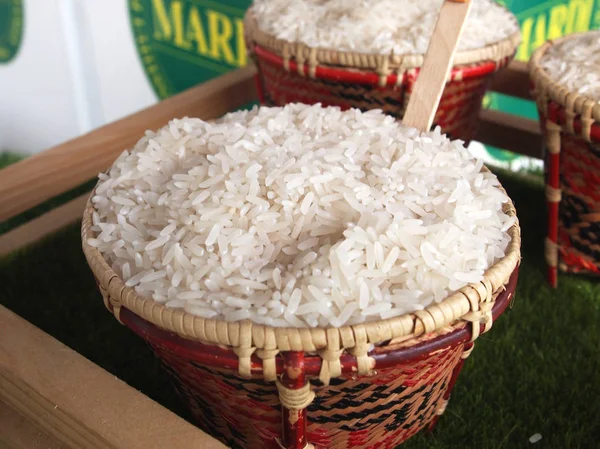 Arroz em tigela de bambu colorido no rack — Fotografia de Stock