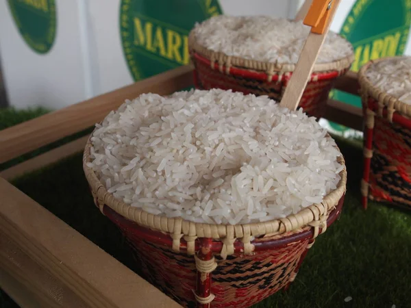 Arroz em tigela de bambu colorido no rack — Fotografia de Stock