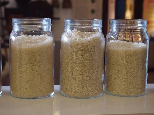 Vários tipos de exibição de arroz nas garrafas — Fotografia de Stock