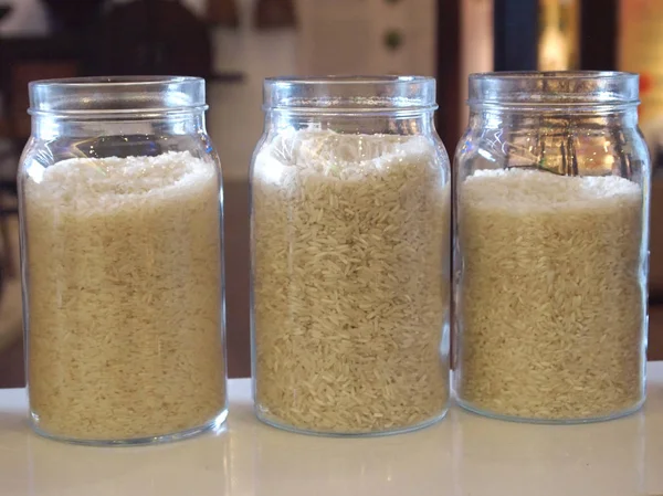Vários tipos de exibição de arroz nas garrafas — Fotografia de Stock
