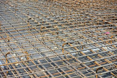 Deforme çelik çubuklar veya çelik takviye çubuğu inşaat alanında sıcak haddelenmiş.