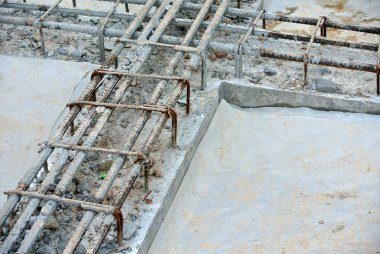 Deforme çelik çubuklar veya çelik takviye çubuğu inşaat alanında sıcak haddelenmiş.