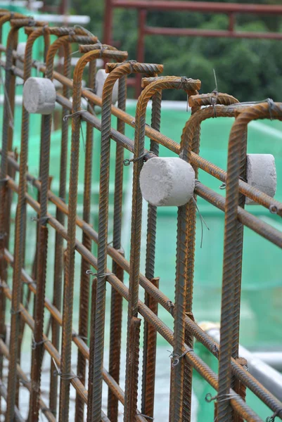 Barras de acero deformado laminado en caliente o barras de refuerzo de acero en el sitio de construcción . — Foto de Stock