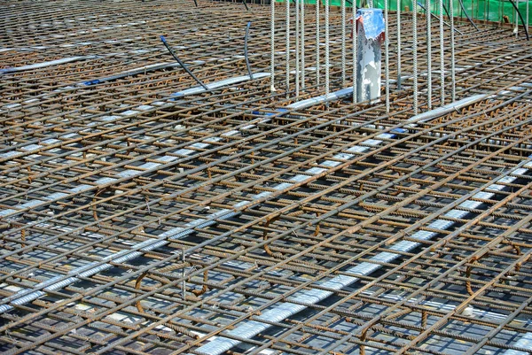 Barras de acero deformado laminado en caliente o barras de refuerzo de acero en el sitio de construcción . — Foto de Stock